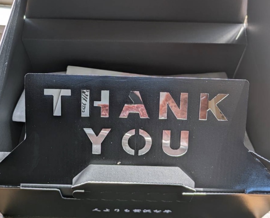 ギフトボックスを開けると現れるTHANK YOUの抜き型カード